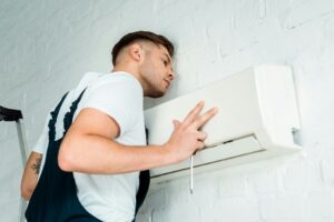 Tegn på dårlig ventilation kan være fugt, der hænger længe efter et brusebad, lugter af bøf, der hænger længe i hjemmet, du får hovedpine uden grund, skimmelsvamp i vådrum, kondens på indersiden af vinduer mv. 